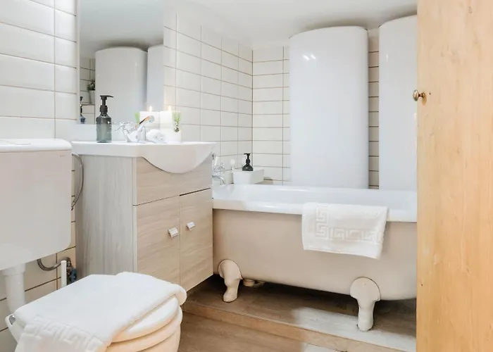 شقة Wellness Wonderland Garden, Sauna, Jacuzzi In Cbd *